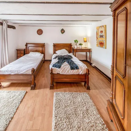 Сasa de vacaciones Characteristic Holiday In With Balcony Cherain